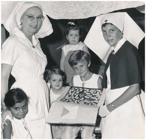 Sister Avis Smith (née Auton) with children at Rockhampton Hospital in 1964.