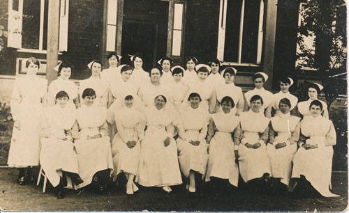 Matron, nursing staff and cook at Rockhampton Hospital 1917